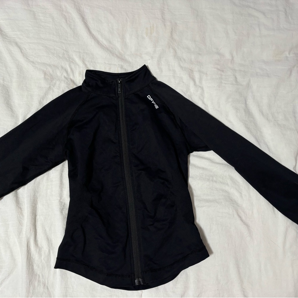 Size small DFYNE zip up, does not fit me anymore, barely used